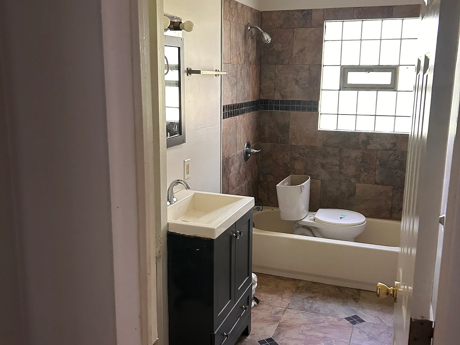 3 bed, 913 sqft, $1,900 — Photo 3