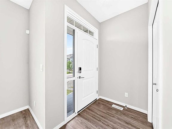 5th image of 18 S Willow Cres