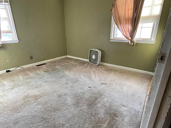 4th image of 528 Goldfinch Ave