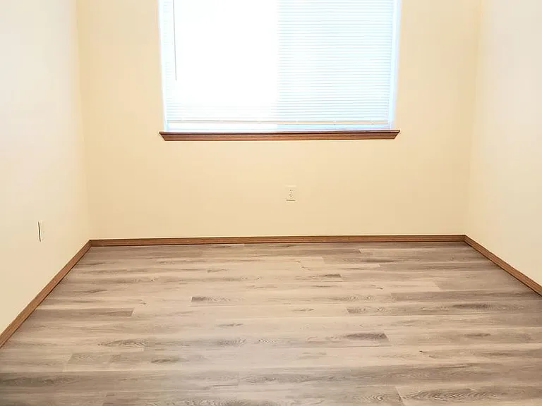 1105 N Western Ave — Photo 9