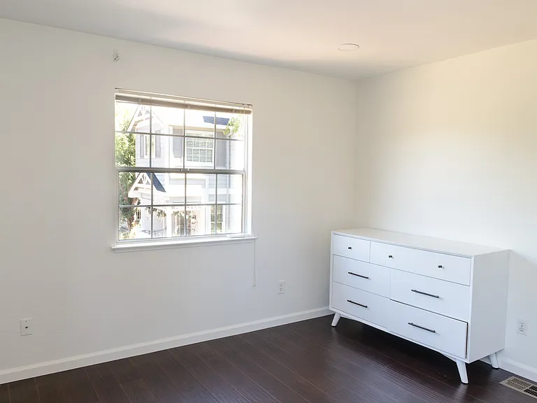 652 Charleston Ct — Photo 21