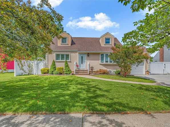 195 N Wisconsin Avenue, North Massapequa, NY 11758
