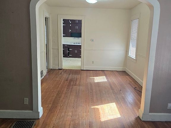 4th image of 807 E 27th St