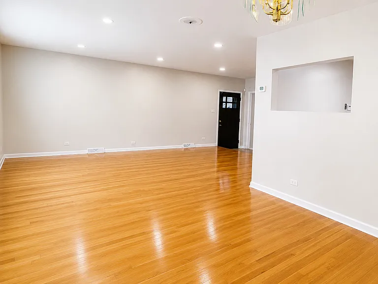 7011 N Hamlin Ave — Photo 5