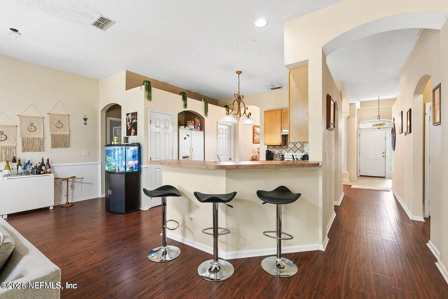 4 bed, 2.0 bath, 2092 sqft, $2,300 — Photo 3