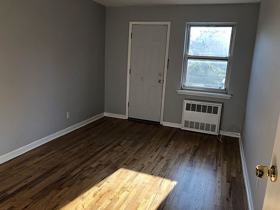 5th image of 2543 Crescent St APT 2