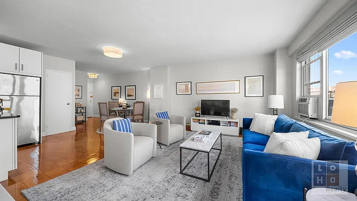 Living room, photo 2