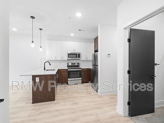 3rd image of 943 Washington Ave Unit 202