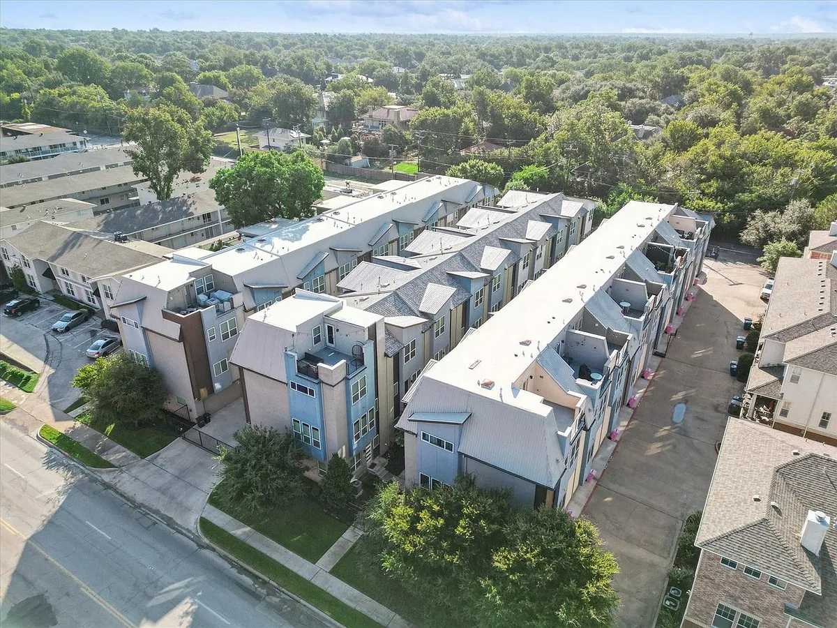Building Photo - 4910 Live Oak St #7