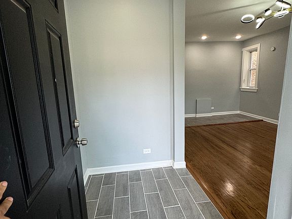 5th image of 5919 S Rockwell St #1