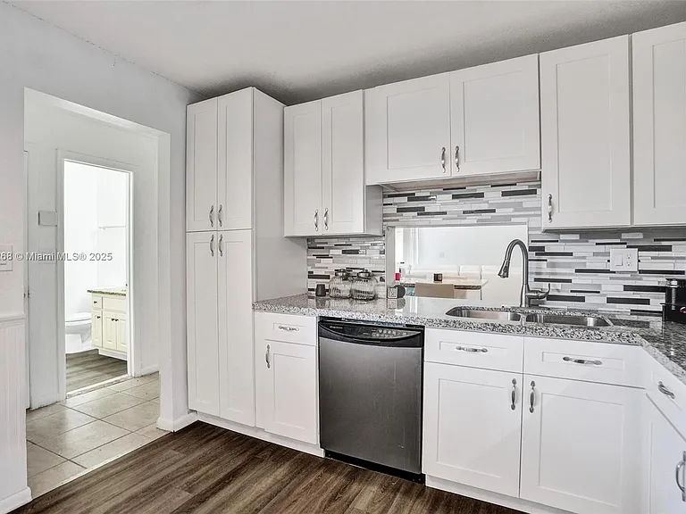 1233 Hampton Blvd — Photo 4