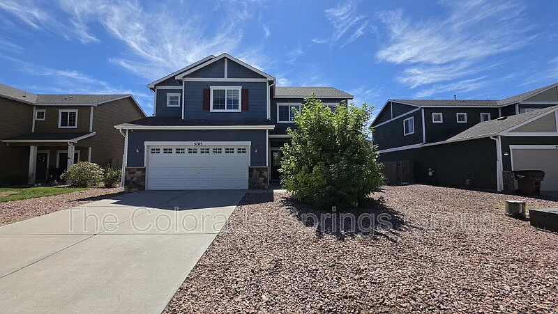3 bed, 2.5 bath, 2570 sqft, $2,300 — Photo 2