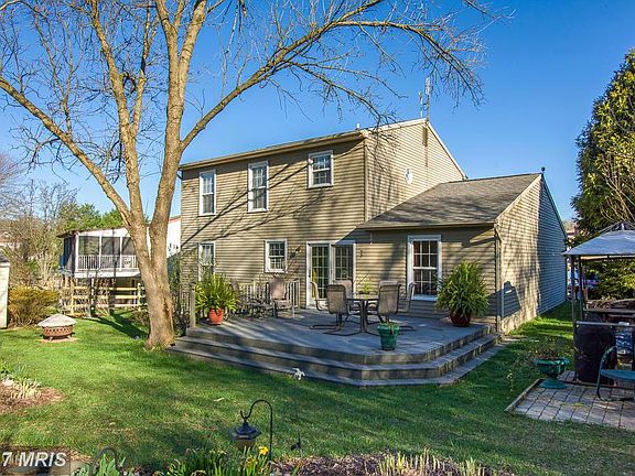 3rd image of 806 Hurley Ct