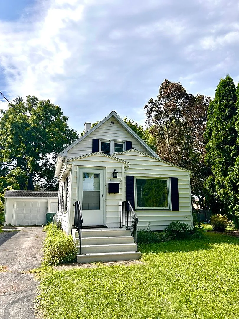 Charming 2-bed/ 2-bath home available near Mt. Hope! — Photo 3