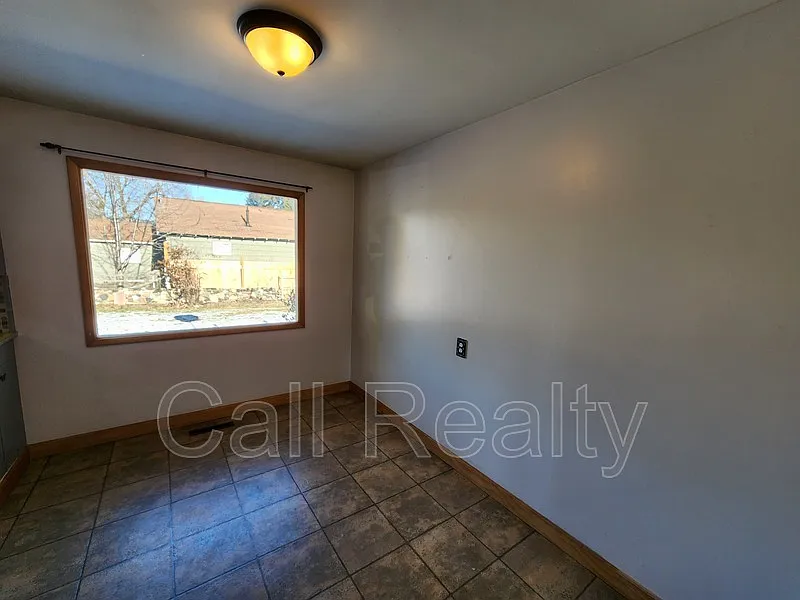 4 bed, 1.5 bath, 2316 sqft, $2,400 — Photo 3