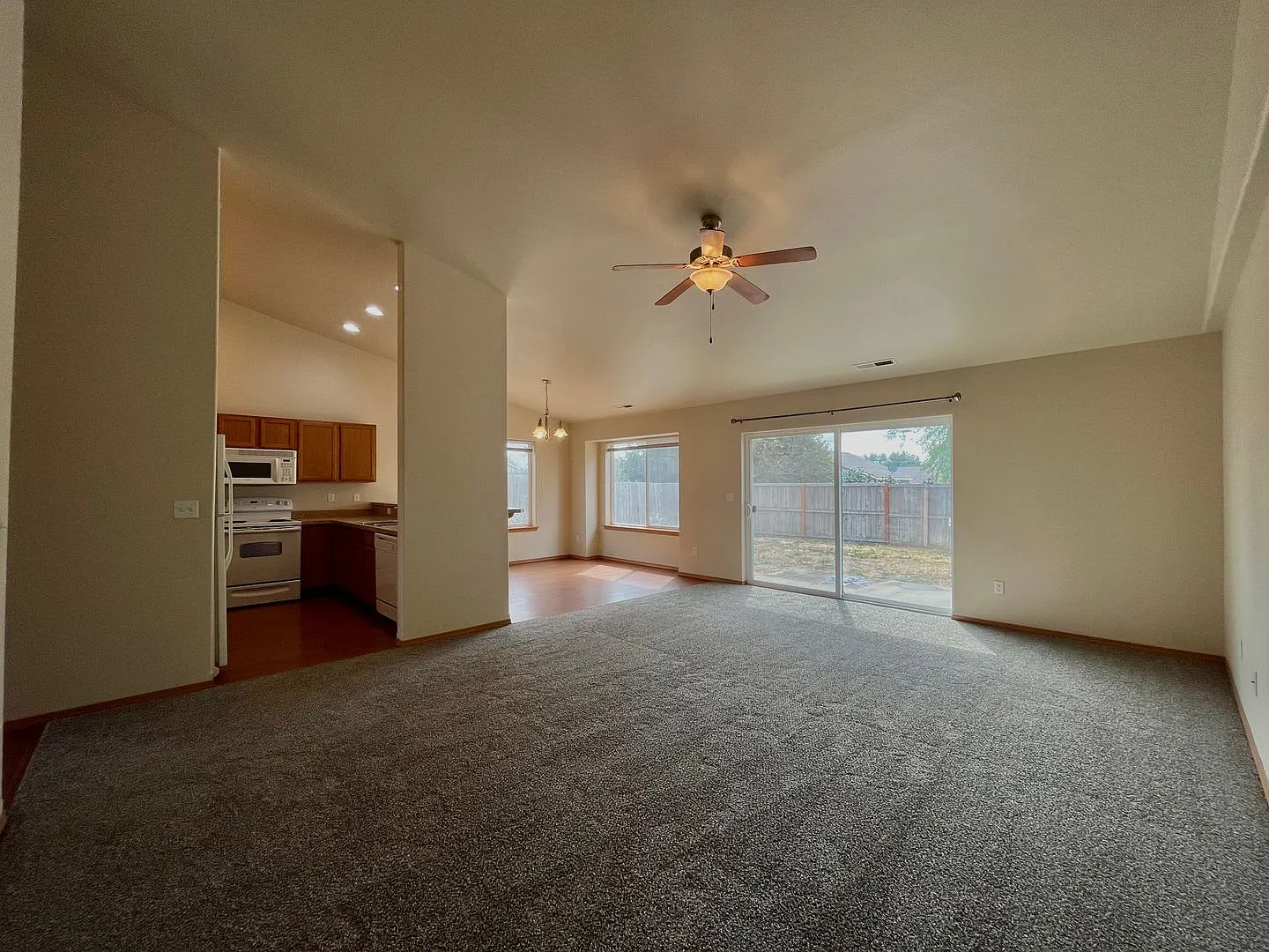 3 Bedroom 2 Bath home for rent — Photo 2