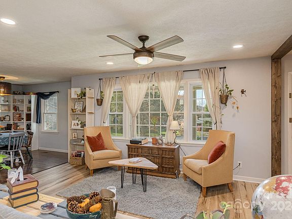 5th image of 393 Wayside Ln