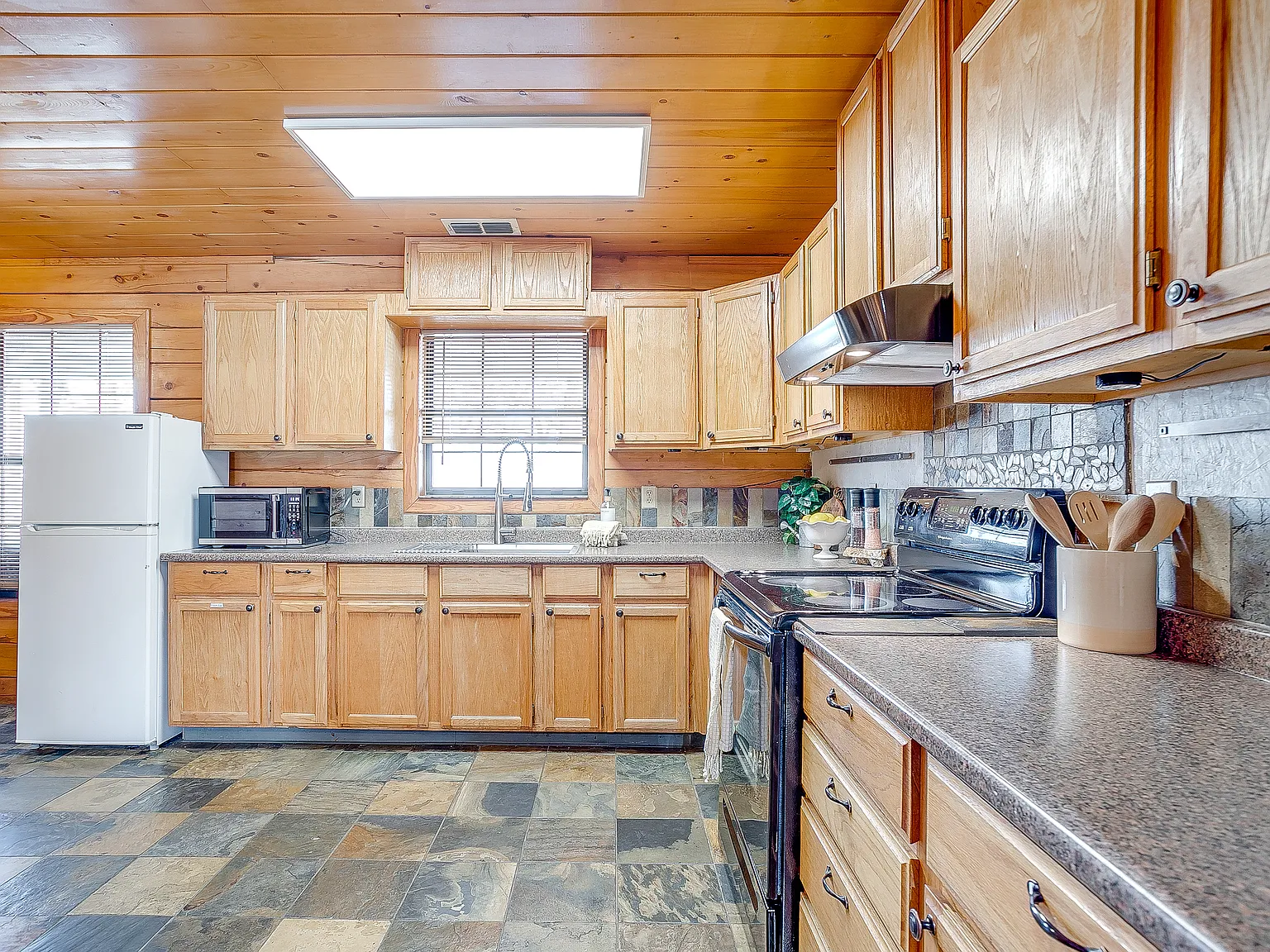 4 bed, 2041 sqft, $10,300 — Photo 3