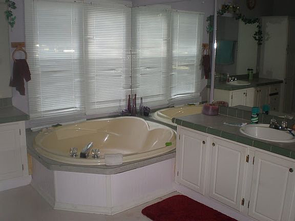 over sized heart shape bath tub