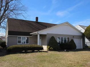 118 Park Ave, Carle Place, NY 11514