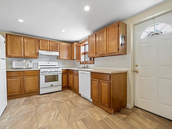 2nd image of 110 Mohawk Ave #1