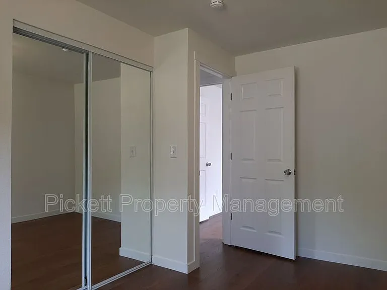 212 NE Torval Canyon Rd — Photo 14
