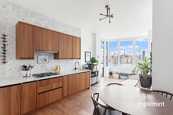 Sold by Triplemint | media 2