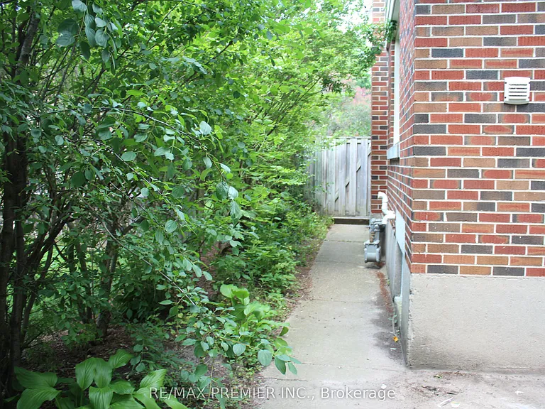 8 Marlborough Rd #BASEMENT — Photo 2