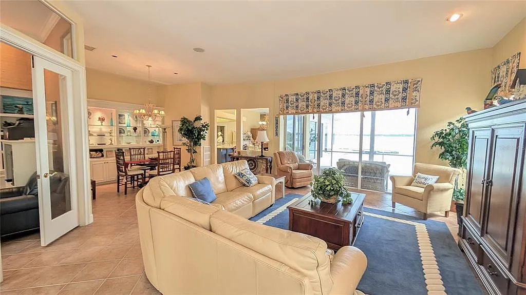 3 bed, 3.0 bath, 2928 sqft, $10,000 — Photo 3