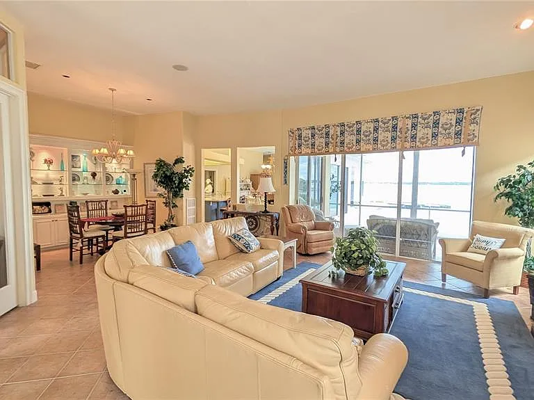 4709 Dolphin Cay Ln S — Photo 9