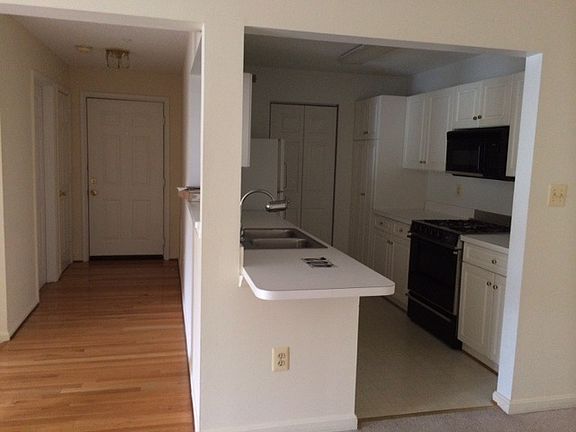 3rd image of 10010 Vanderbilt Cir APT 10