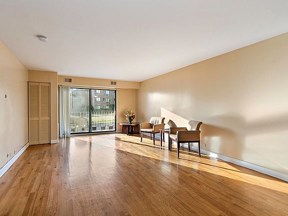 5th image of 5450 Astor Ln Unit 107