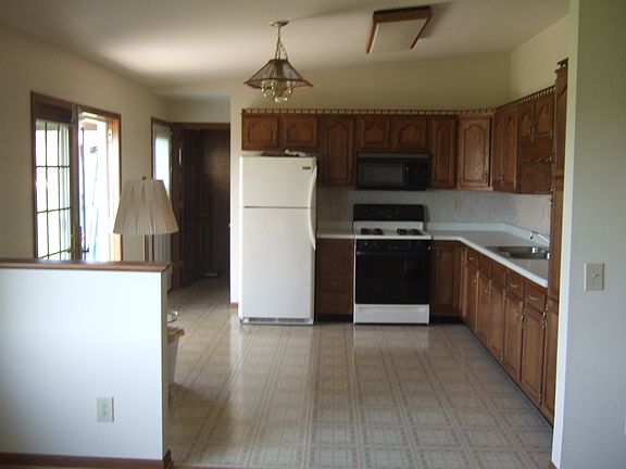 Family to kitchen/dining area
