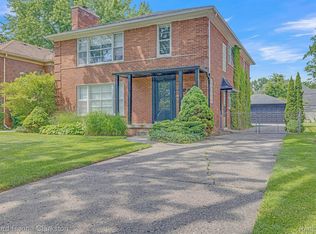 813 Harcourt Rd, Grosse Pointe, MI 48230