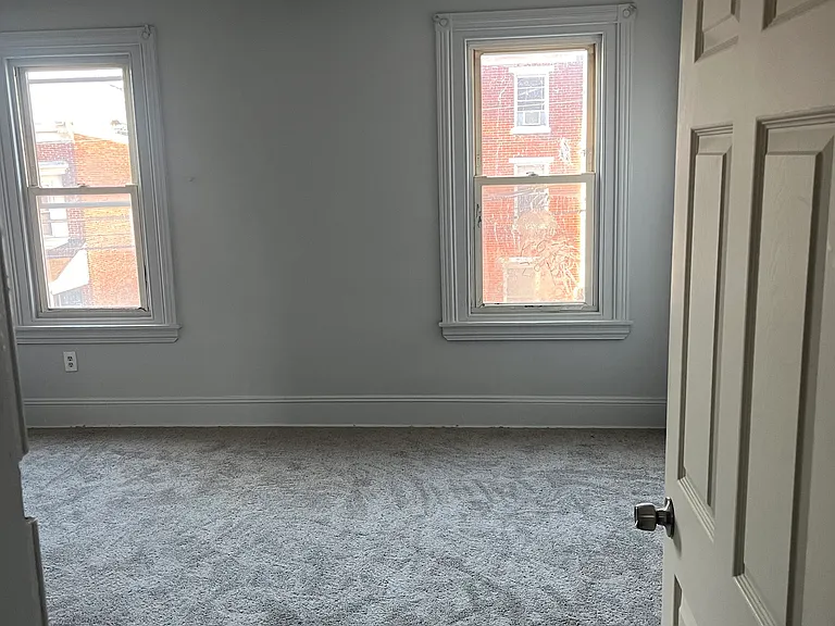 241 E Oak St — Photo 3