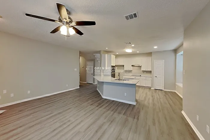4 bed, 2.5 bath, 2604 sqft, $3,100 — Photo 3