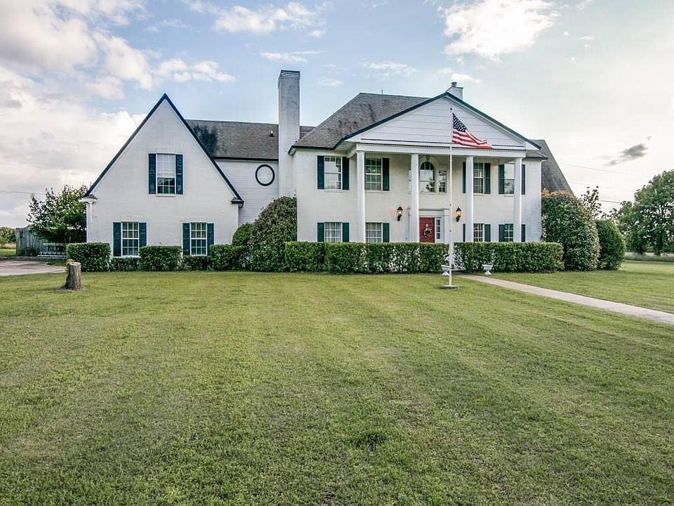A RARE FIND!*Stately 2 STORY 1.18 MANICURED ACRES WITH POOL-SPA IN Heath, TX. Great community, neighborhood, and excellent schools!