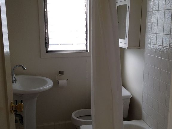3rd image of 940 1/2 N Martel Ave