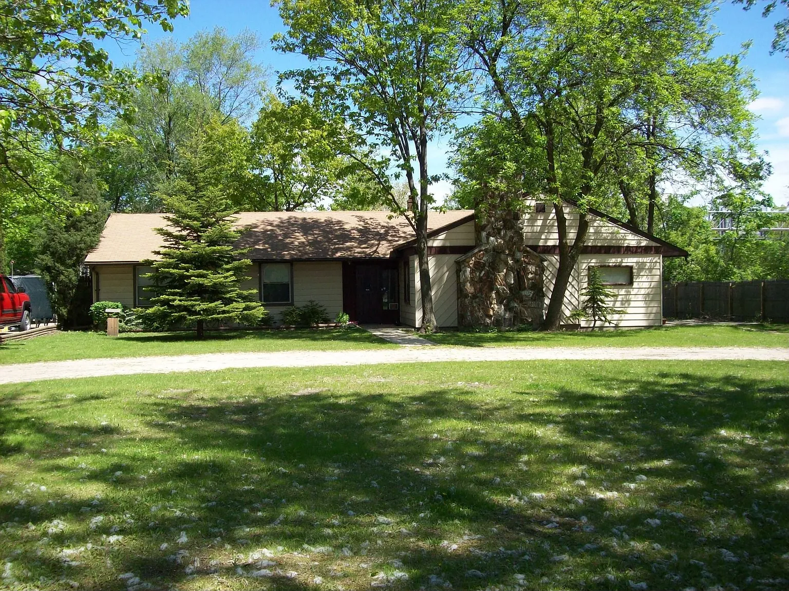 17W320 Oak Ln photo 1
