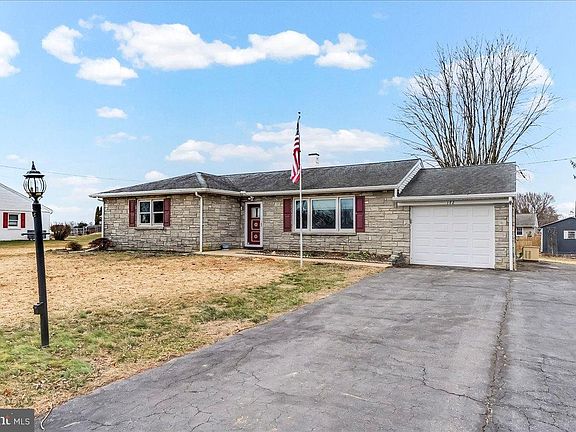 3rd image of 172 Hilltop Dr
