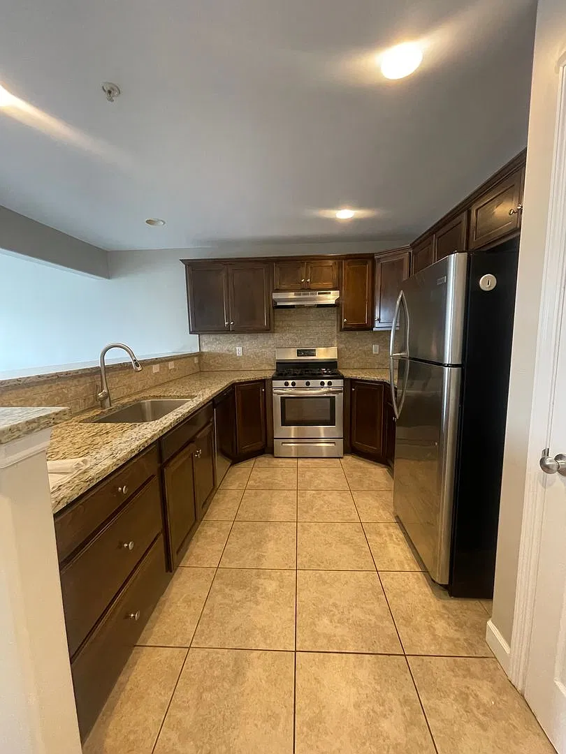 3 Bedroom 2.5 Bathroom — Photo 4