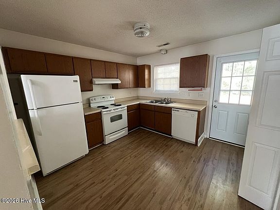 3rd image of 212 Live Oak Ct