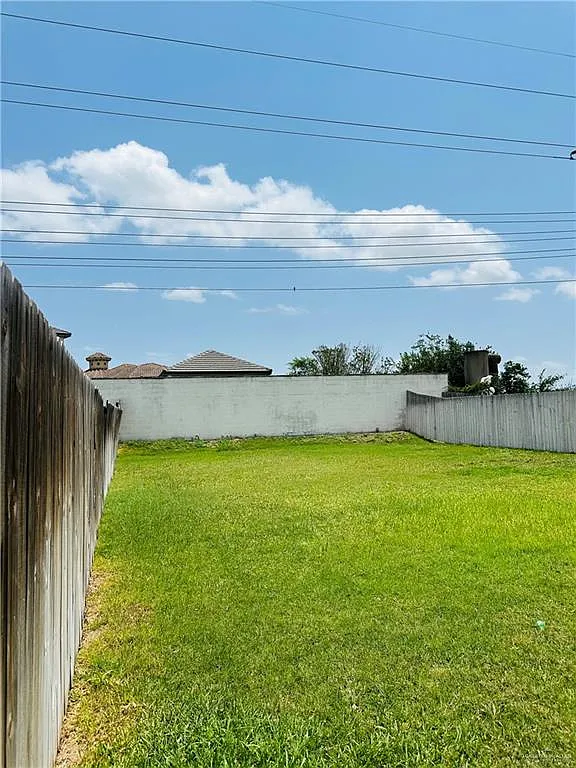 3 bed, 2.0 bath, 4176 sqft, $1,250 — Photo 3