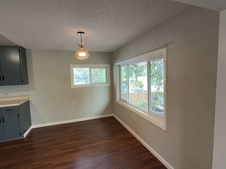 210 SE Court St — Photo 5