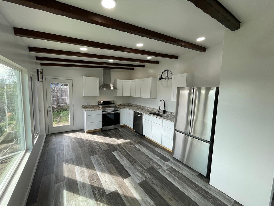 Brand new kitchen cabinets granite counters, and appliances!