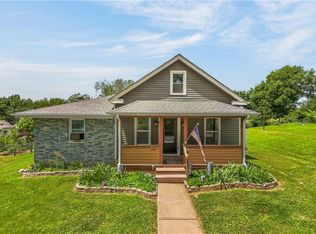 918 N Claremont St, Sugar Creek, MO 64054