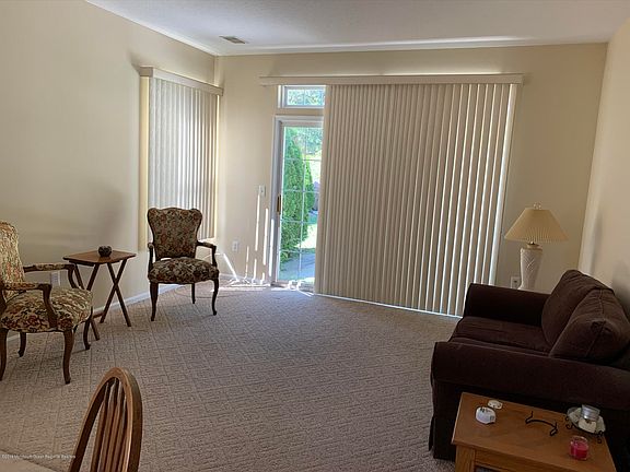 4th image of 40 Goldensprings Dr
