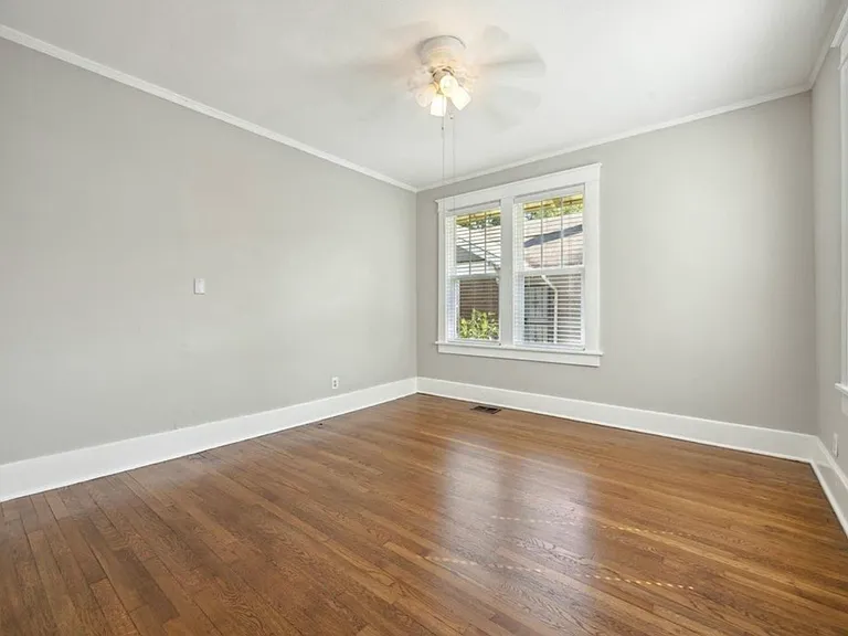 687 N McLean Blvd — Photo 4