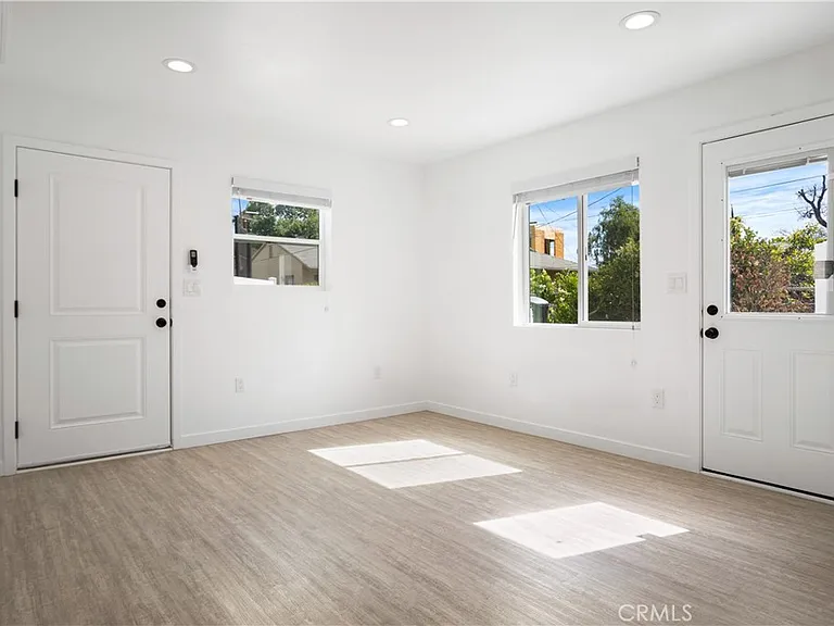 18924 Sylvan St — Photo 13