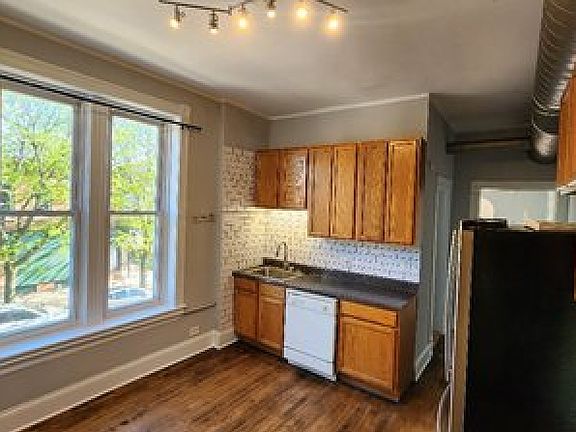 5th image of 1056 N Rockwell St Unit 2